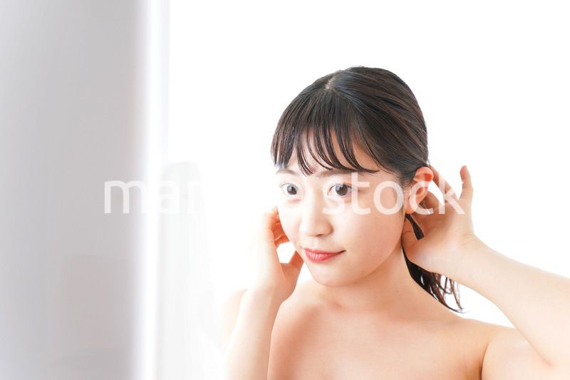 メイクをする若い女性