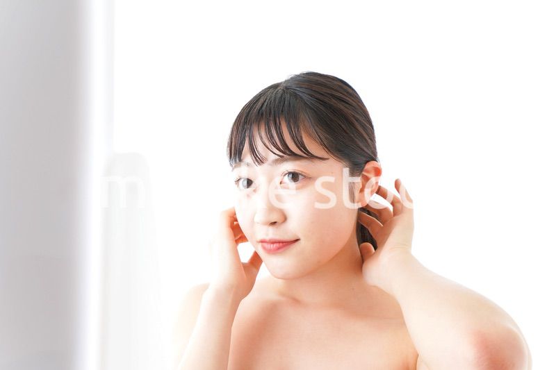 メイクをする若い女性