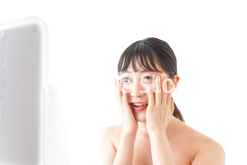 メイクをする若い女性