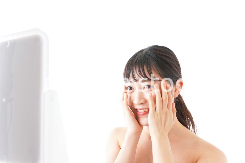 メイクをする若い女性