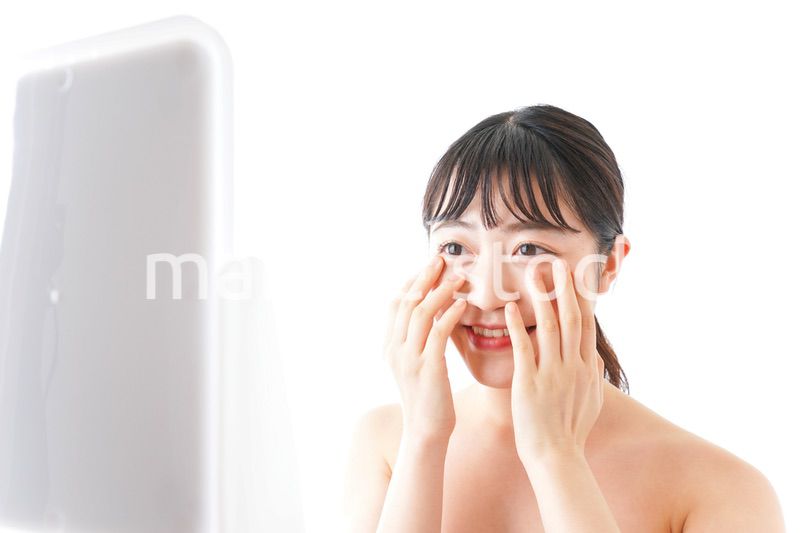 メイクをする若い女性