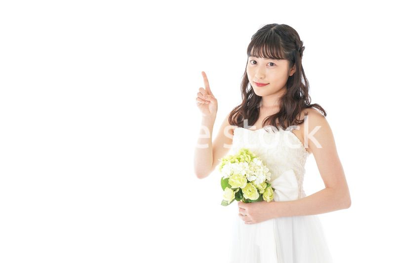 ブーケを持ち指差す花嫁の女性