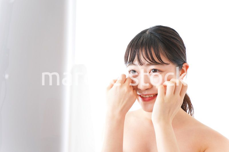 メイクをする若い女性