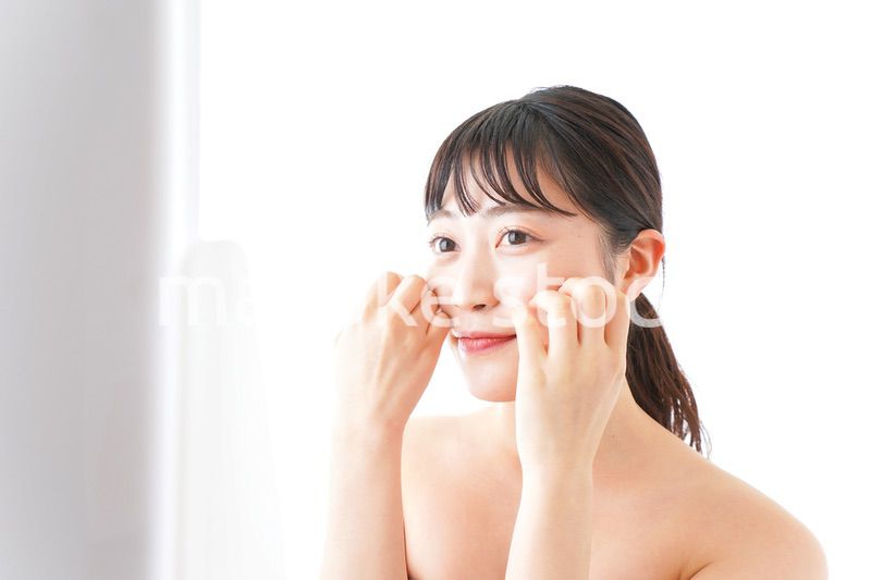 メイクをする若い女性