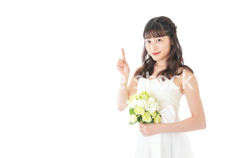 ブーケを持ち指差す花嫁の女性