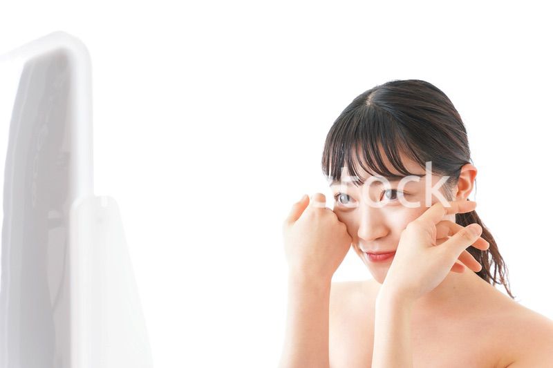 メイクをする若い女性