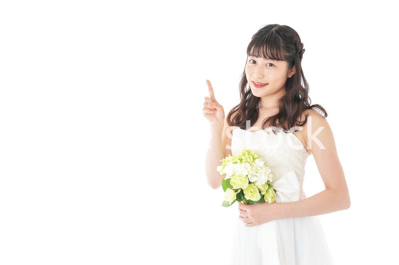 ブーケを持ち指差す花嫁の女性