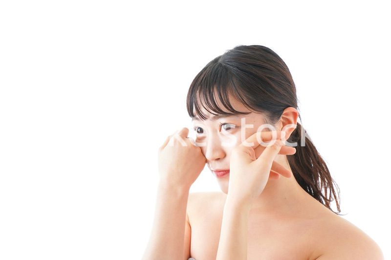 メイクをする若い女性