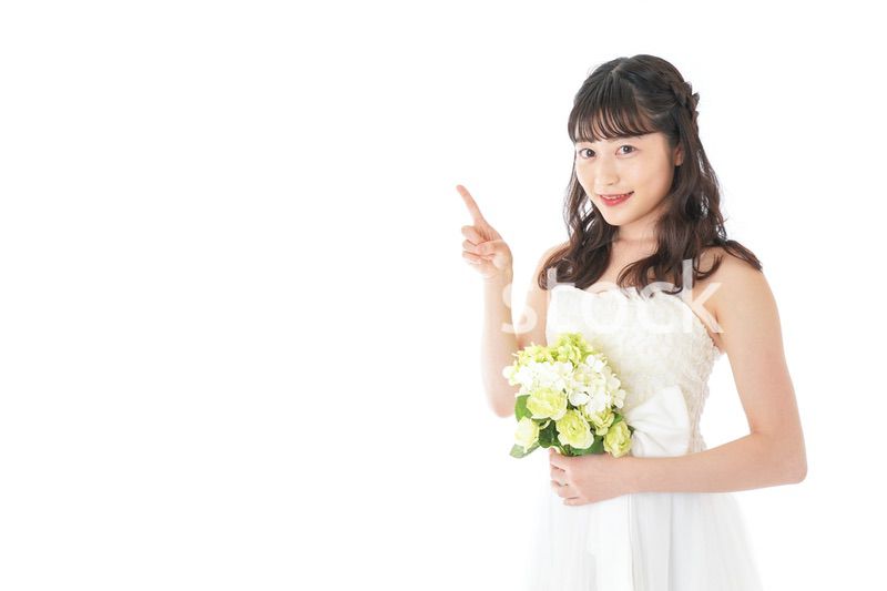 ブーケを持ち指差す花嫁の女性