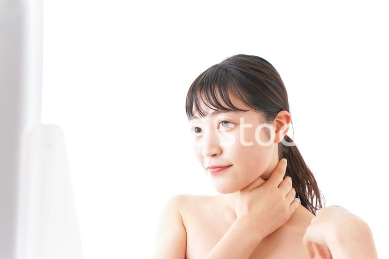 メイクをする若い女性