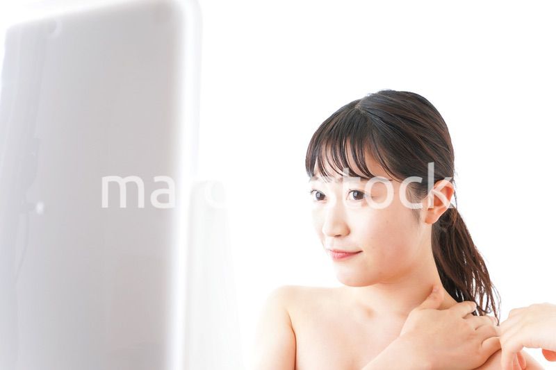 メイクをする若い女性