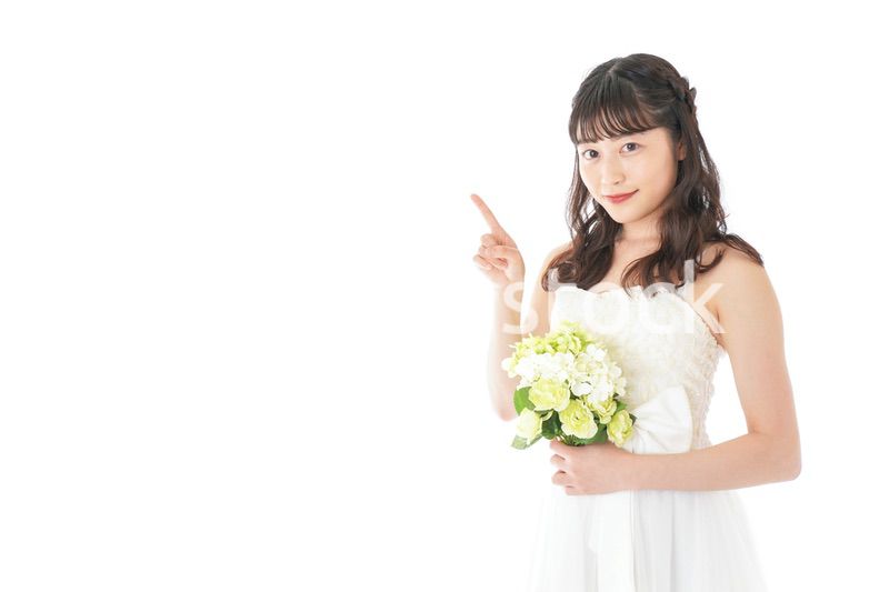 ブーケを持ち指差す花嫁の女性