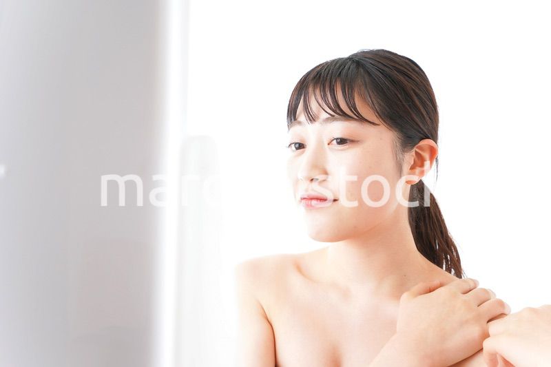 メイクをする若い女性