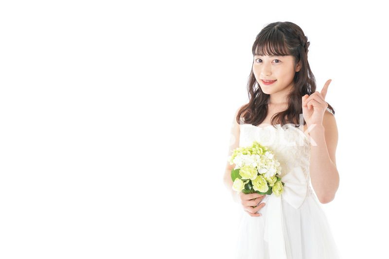 ブーケを持ち指差す花嫁の女性