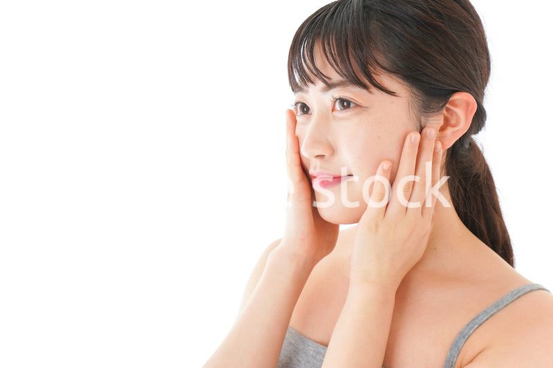 ビューティーケアをする若い女性