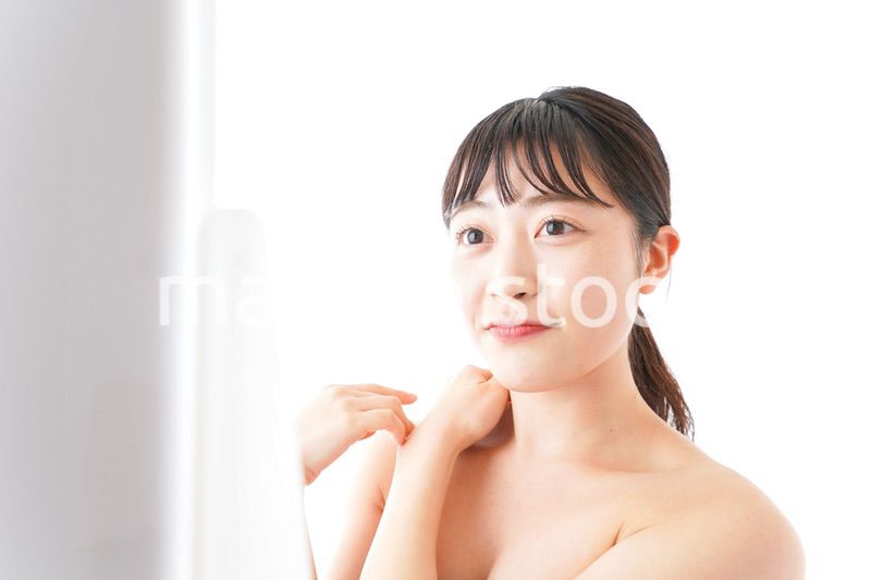 メイクをする若い女性