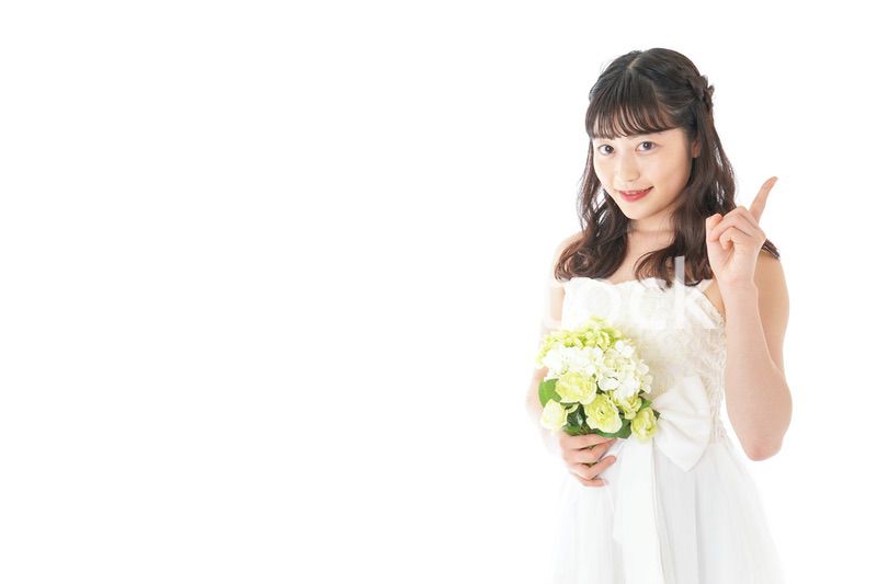 ブーケを持ち指差す花嫁の女性
