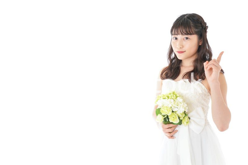 ブーケを持ち指差す花嫁の女性