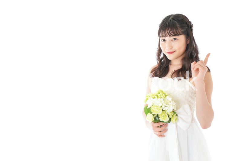 ブーケを持ち指差す花嫁の女性