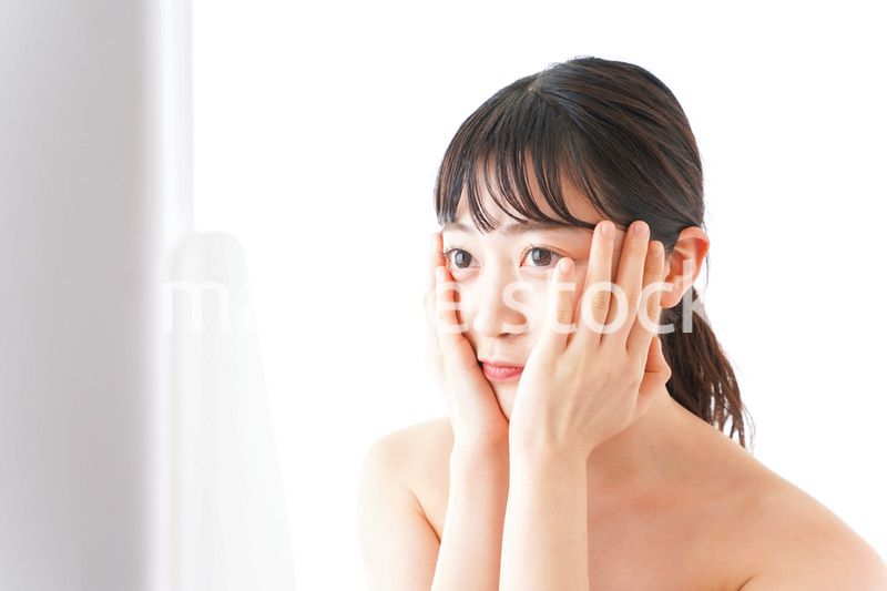 メイクをする若い女性