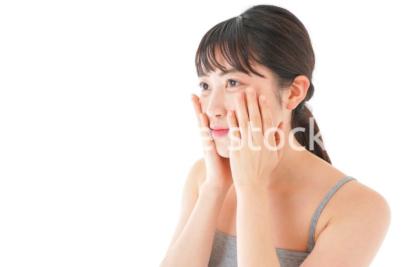 ビューティーケアをする若い女性