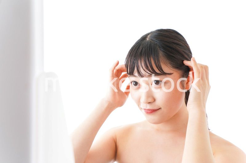 メイクをする若い女性