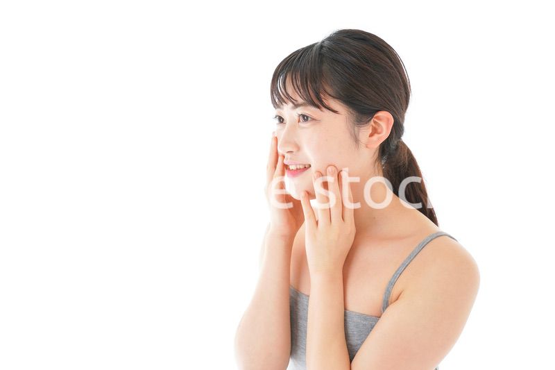 ビューティーケアをする若い女性