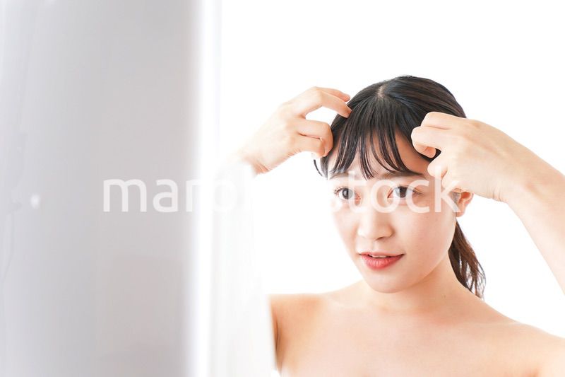 メイクをする若い女性