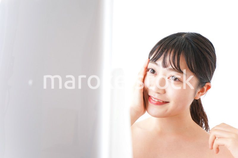 メイクをする若い女性