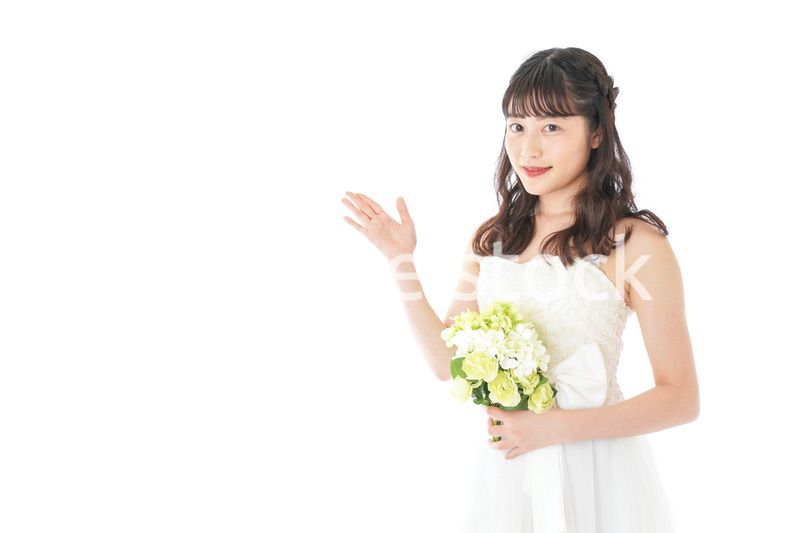 ブーケを持ち指差す花嫁の女性