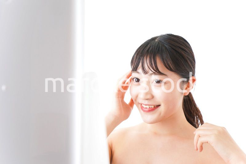 メイクをする若い女性