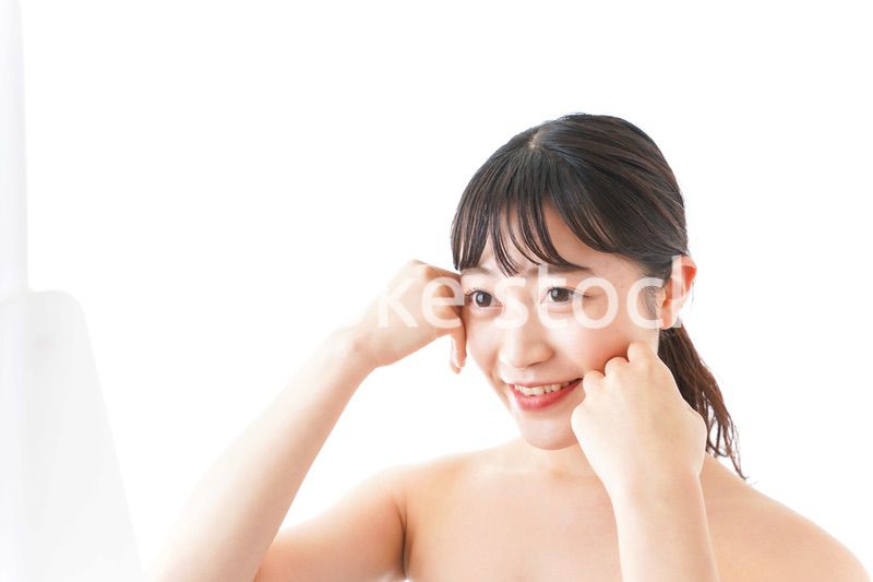 メイクをする若い女性