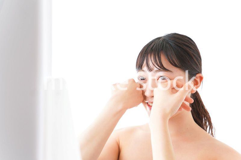 メイクをする若い女性