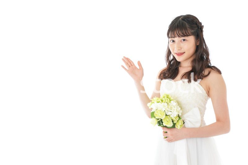 ブーケを持ち指差す花嫁の女性