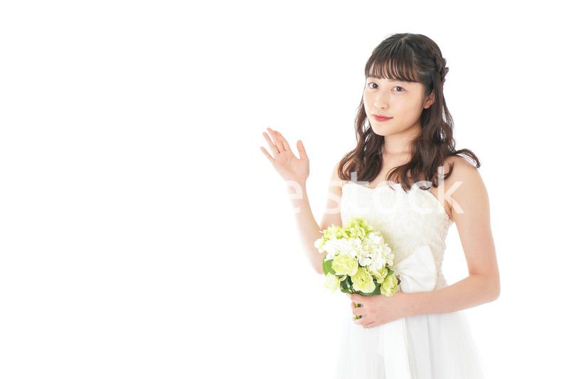 ブーケを持ち指差す花嫁の女性