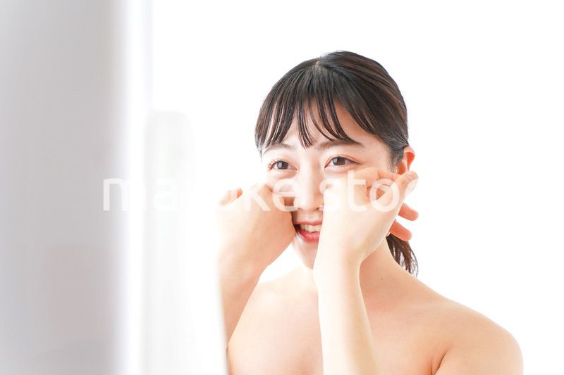 メイクをする若い女性