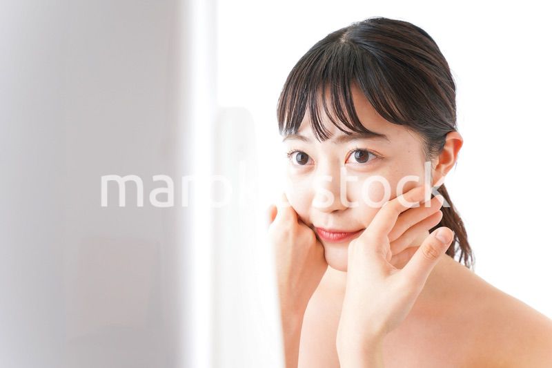 メイクをする若い女性