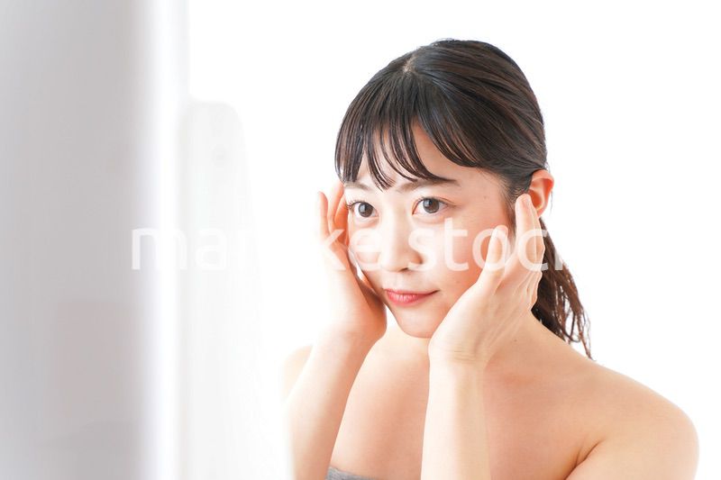 メイクをする若い女性