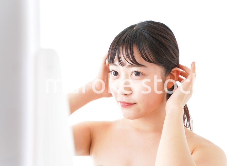 メイクをする若い女性