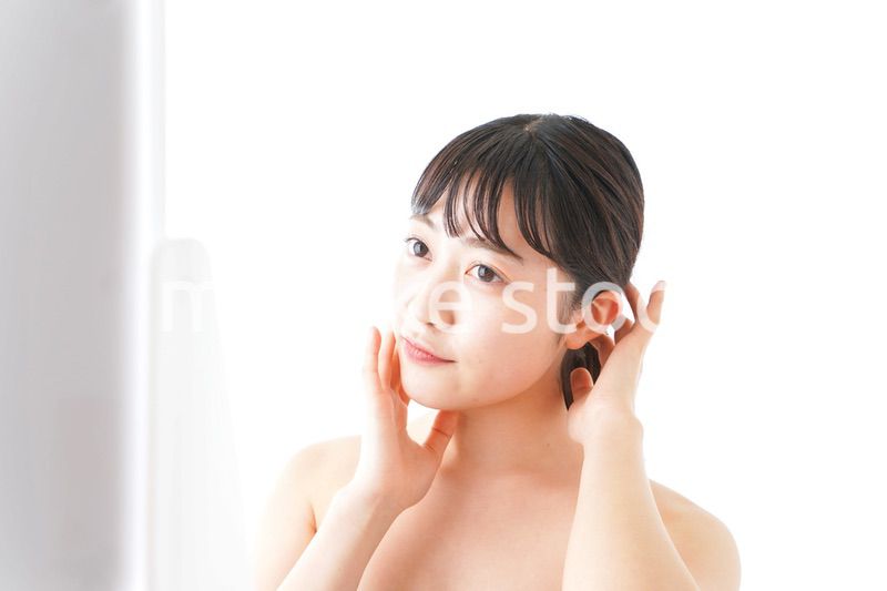 メイクをする若い女性