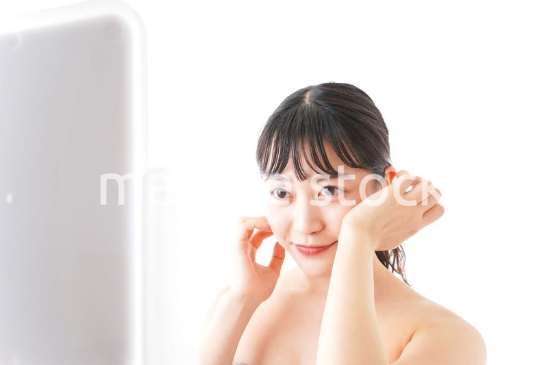 メイクをする若い女性