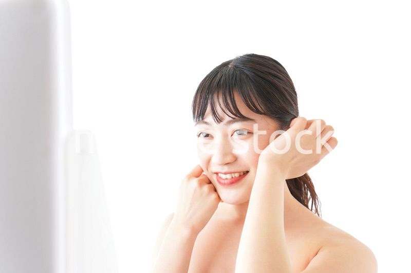 メイクをする若い女性