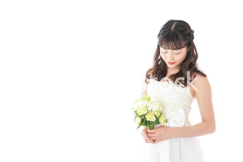 ブーケを持ち指差す花嫁の女性