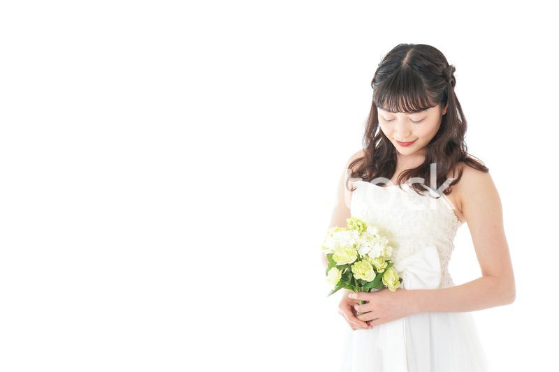 ブーケを持ち指差す花嫁の女性