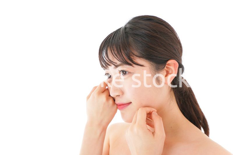 ビューティーケアをする若い女性