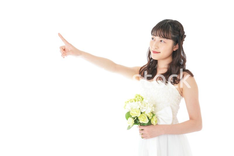 ブーケを持ち指差す花嫁の女性