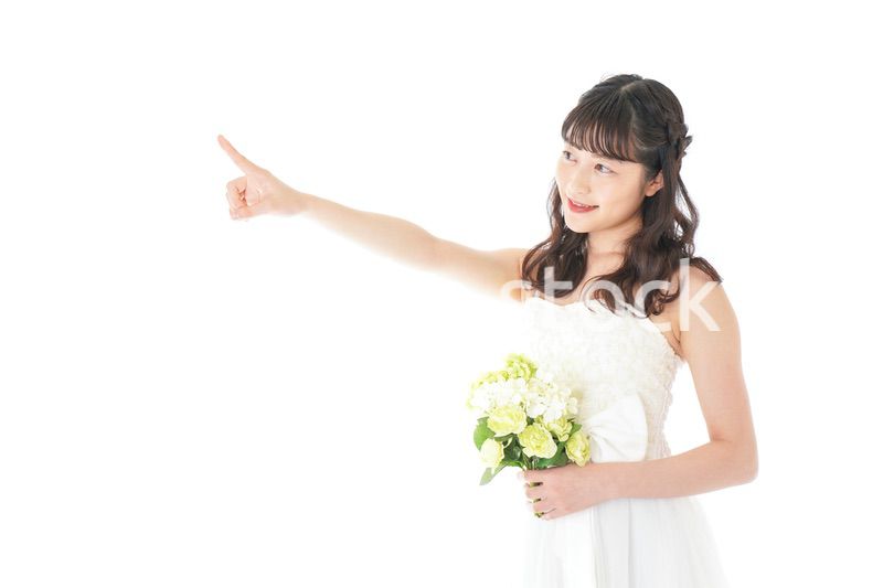 ブーケを持ち指差す花嫁の女性