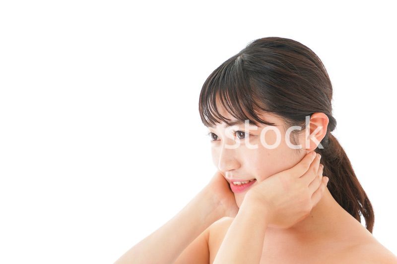 ビューティーケアをする若い女性