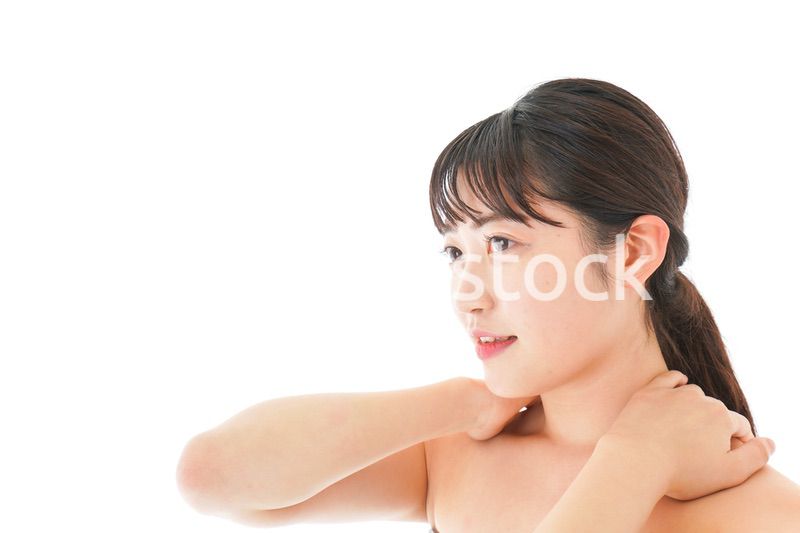 ビューティーケアをする若い女性