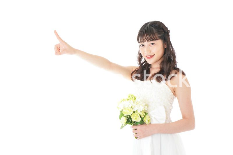 ブーケを持ち指差す花嫁の女性